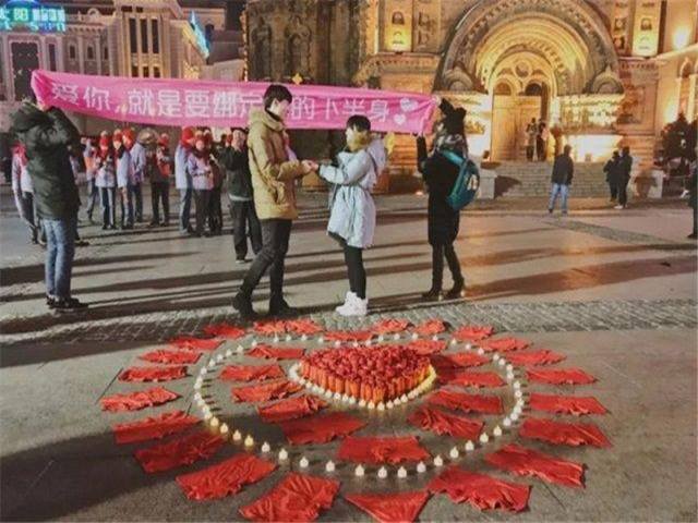 Bạn trẻ - Cuộc sống - Dùng 199 quần lót cầu hôn, cô gái khiến bạn trai gật đầu lia lịa