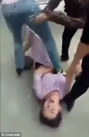 Đánh ghen kinh hoàng, lột sạch tình địch giữa phố - 1