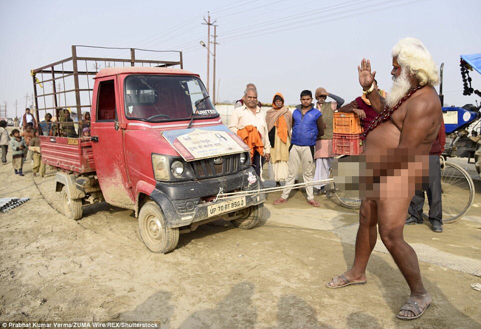 Dị nhân Ấn Độ dùng &#34;của quý&#34; kéo ô tô tải - 1