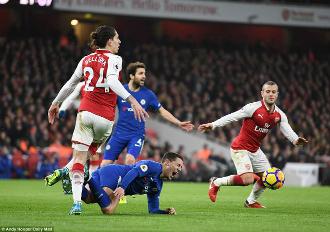 Arsenal thoát thua Chelsea: Wenger bực trọng tài, Conte “phát điên” vì Morata - 1