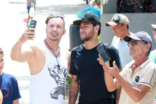 Tay chơi Neymar sa "lưới tình": Vô tư diễn cảnh nóng trên biển - 4