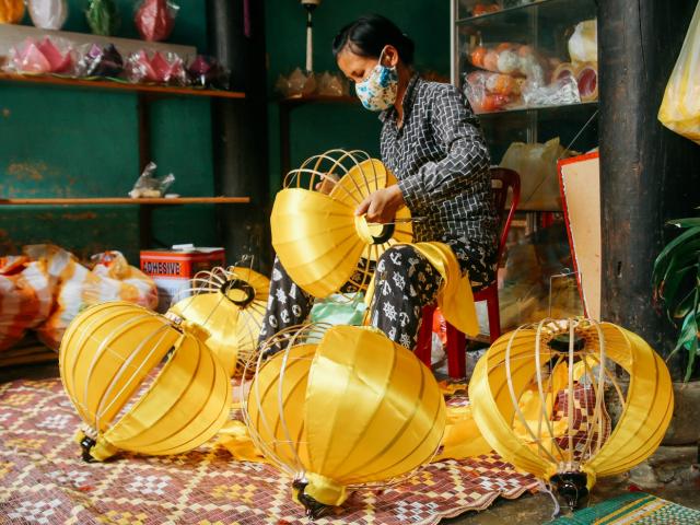 Du lịch - “Nức lòng” nghề làm đèn lồng ở phố cổ Hội An được báo Tây khen hết lời