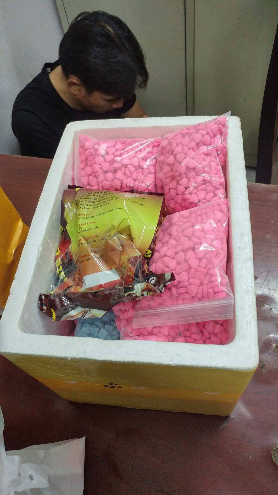 Bắt “ông trùm” ma túy ở Sài Gòn cùng 13.000 viên thuốc lắc trong cốp xe - 1