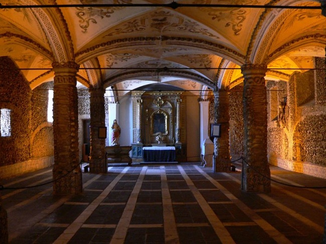 1. Nhà thờ xương: Nhà thờ này được tọa lạc tại Évora, là một trong những công trình kỷ niệm lớn nhất của thành phố. Những bức tường được trang trí và bao phủ bởi đầu lâu, xương người.