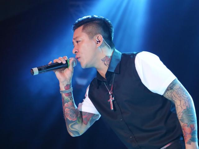 Ca nhạc - MTV - Gặp sự cố trên sân khấu, Tuấn Hưng khiến khán giả sốc vì hành động bất ngờ