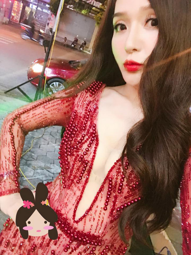 Đan Thuỳ lên xe hoa vào năm 2016 với chồng kém tuổi. Sau lập gia đình, nữ ca sĩ vẫn miệt mài chạy show tại các tụ điểm giải trí.