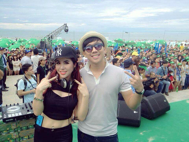 Thuý Khanh cùng MC Trấn Thành. Dù thích phong cách sexy nhưng Thuý Khanh luôn giữ chừng mực để tránh gợi cảm đi đến phản cảm. &#34;Tôi chọn trang phục theo tiêu chí chương trình, gợi cảm vừa đủ và kín đáo khi cần&#34; - Thuý Khanh nói.