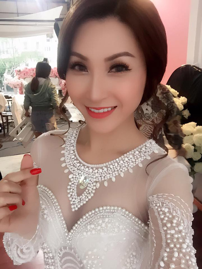 Thời gian gần đây, Vĩnh Thuyên Kim&nbsp;tạm ngưng nhận lời biểu diễn ở các tụ điểm hội chợ&nbsp;để nâng cấp bản thân lên một phân khúc khác, hình ảnh đẹp đẽ hơn.&nbsp;