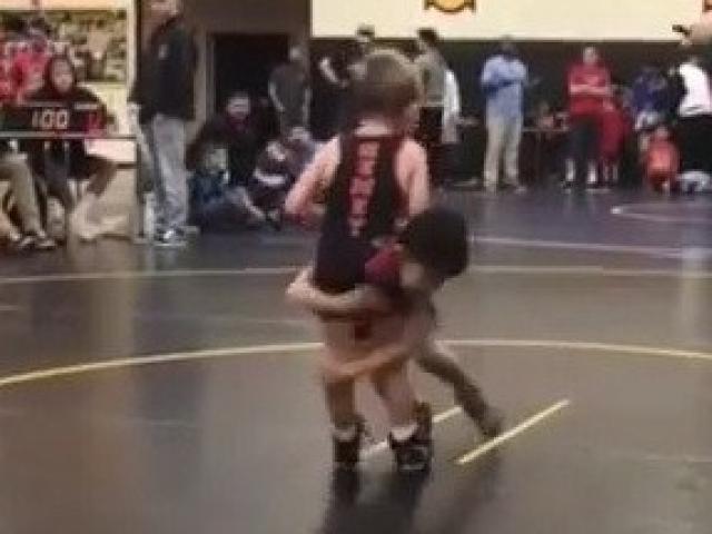 Thể thao - Học cái xấu tay đấm Trung Quốc, võ sỹ nhí thắng "bẩn" 1 giây