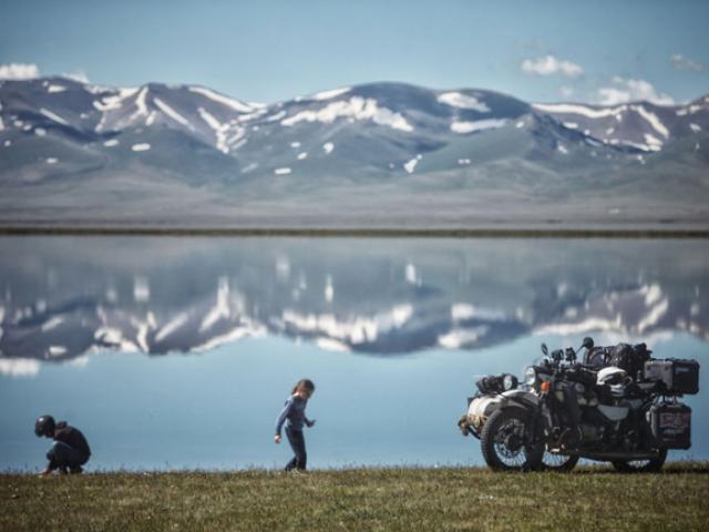 Du lịch - Những bức ảnh “để đời” của một gia đình cùng nhau phượt khắp thế gian