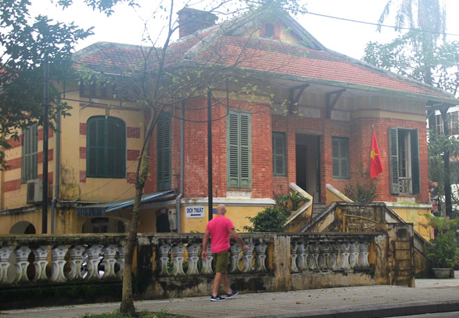 Những ngôi biệt thự Pháp cổ xưa ở Huế trước nguy cơ... bị xóa sổ - 1