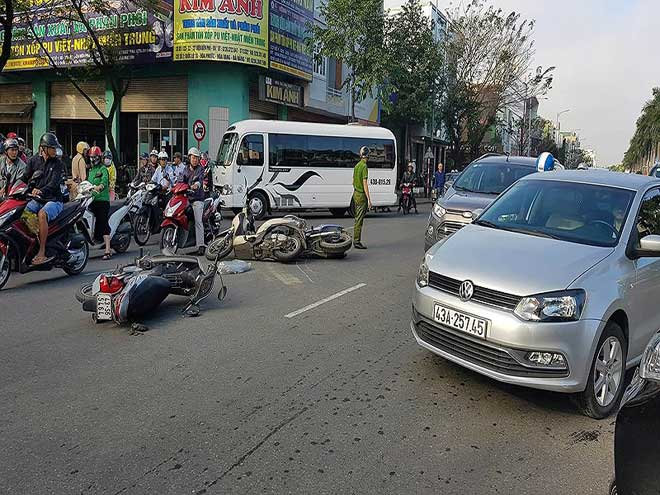 Xe lexus tông ô tô gây tai nạn liên hoàn ở Đà Nẵng - 1