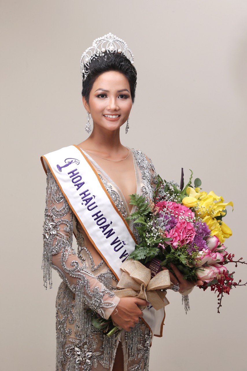 Người đẹp dân tộc đăng quang Hoa hậu Hoàn vũ Việt Nam - 1