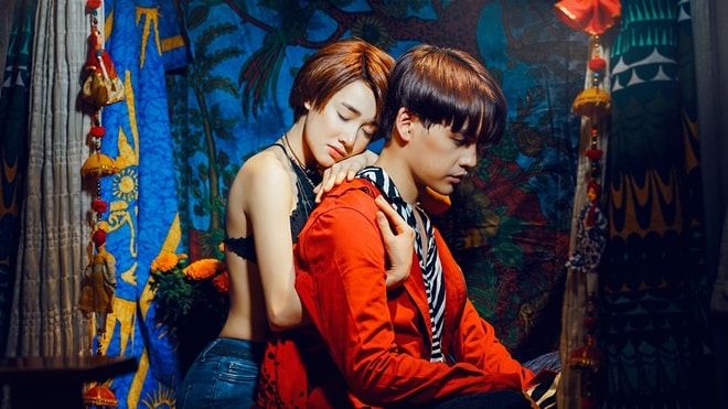 Nhã Phương khoe vóc dáng gợi cảm bên trai lạ - 3