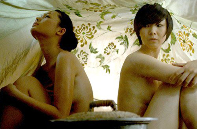 Một trong những cảnh ấn tượng nhất phải nói đến cảnh khỏa thân đồng tính của Hải Yến trong "Chơi vơi".