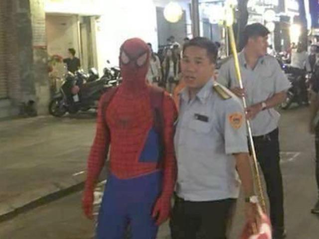 Tin tức trong ngày - Tranh cãi việc bắt "người nhện" ở phố đi bộ Nguyễn Huệ