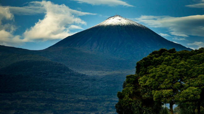 Rwanda: Vài năm gần đây, quốc gia vùng Trung Phi đã trở thành địa điểm du lịch mới nổi trên thế giới. Tới đây, du khách có thể chiêm ngưỡng phong cảnh núi lửa, động vật hoang dã và các vườn quốc gia.