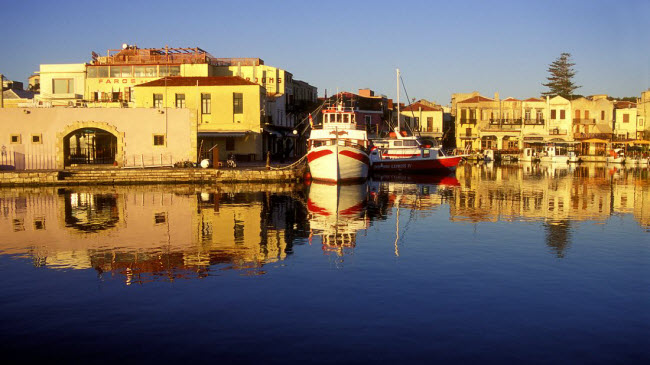 Crete, Hi Lạp: Ngoài ánh nắng mặt trời, lịch sử văn hóa và những kho báu khảo cổ, đảo Crete còn là nơi chứa đựng thành phố tuyệt đẹp Rethymno.