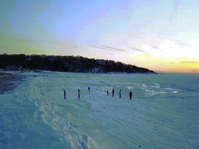 Kinh ngạc cảnh bãi biển đóng băng vì rét kỷ lục ở Mỹ
