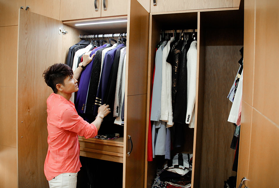 "Vua nhạc sàn" Lương Gia Huy cô đơn trong căn hộ 4 tỷ đồng tại Sài Gòn - 3