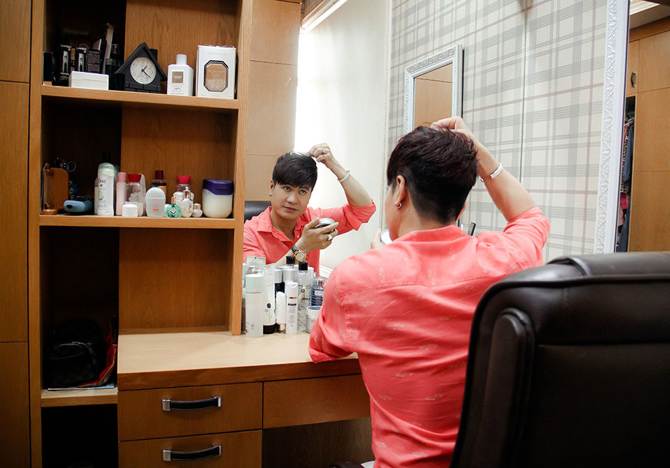 "Vua nhạc sàn" Lương Gia Huy cô đơn trong căn hộ 4 tỷ đồng tại Sài Gòn - 4