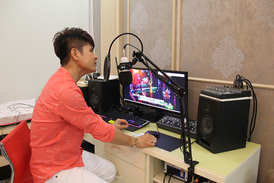 "Vua nhạc sàn" Lương Gia Huy cô đơn trong căn hộ 4 tỷ đồng tại Sài Gòn - 9