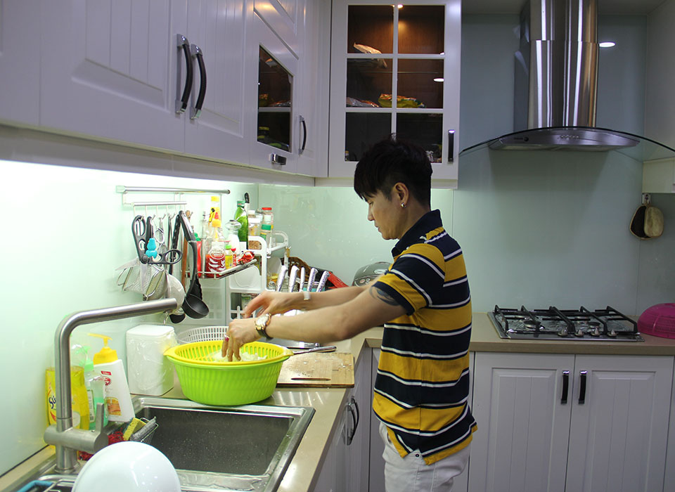 "Vua nhạc sàn" Lương Gia Huy cô đơn trong căn hộ 4 tỷ đồng tại Sài Gòn - 1