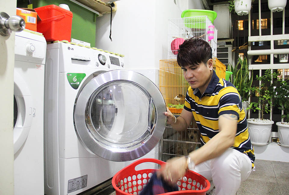 "Vua nhạc sàn" Lương Gia Huy cô đơn trong căn hộ 4 tỷ đồng tại Sài Gòn - 7