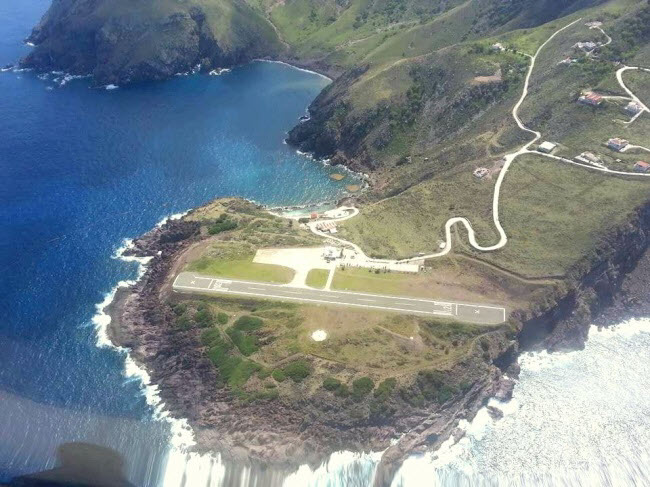 Sân bay Saba, Hà Lan: Được coi là một trong những sân bay nguy hiểm nhất thế giới, Saba nằm trên đảo Sint Maarten ở Hà Lan. Sân bay bay này có đường băng thương mại ngắn nhất thế giới, với chiều dài chỉ 400 m. Điều này khiến một sai sót nhỏ của các phi công cũng có thể gây ra tình huống nguy hiểm hay chết người.