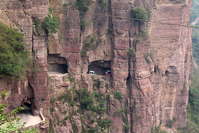 Đường hầm Guoliang, Trung Quốc: Nằm ở thành phố Tân Hương thuộc tỉnh Hà Nam của Trung Quốc, đường hầm này được xây dựng bởi 13 người dân vào những năm 1970 và trở thành một trong những con đường nguy hiểm nhất thế giới.