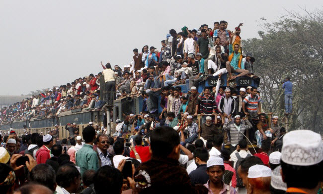Đường ray tàu hỏa, Bangladesh: Cảnh tượng những đoàn tàu đông đúc với hành khách ngồi trên nóc rất phổ biển ở Bangladesh, một trong những quốc gia có mặt độ dân cư đông nhất thế giới.