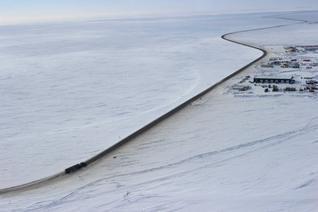 Đường James W. Dalton, Mỹ: Con đường dài 666km nối Fairbanks và Deadhorse là một trong những tuyến đường thách thức nhất trên thế giới. Chỉ có khoảng 1.000 cư dân và 3 trạm xăng dọc con đường này, trong khi thời tiết khắc nghiệt và đường phủ tuyết là thách thức lớn đối với các tài xế.