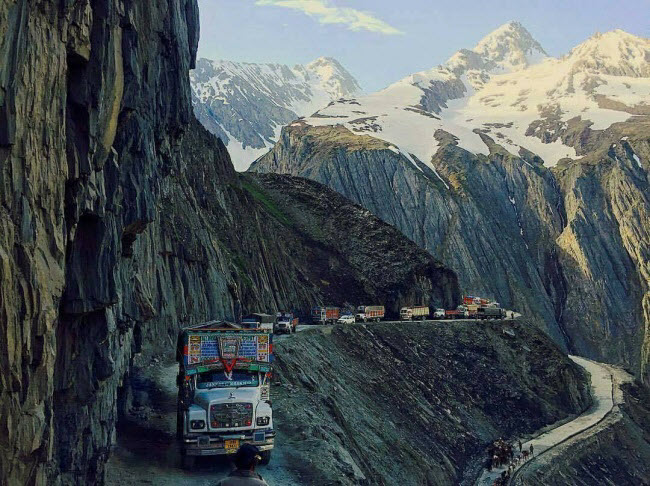 Tuyến đường núi dài 9 km nối Kashmir với Ladakh, được xây dựng trên sườn núi ở độ cao 3.528 m và không có lan can bao vệ ở phía vực sâu.