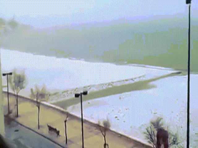 Thế giới - Tây Ban Nha: Ra biển tắm nắng, chỉ thấy đầy tuyết trắng