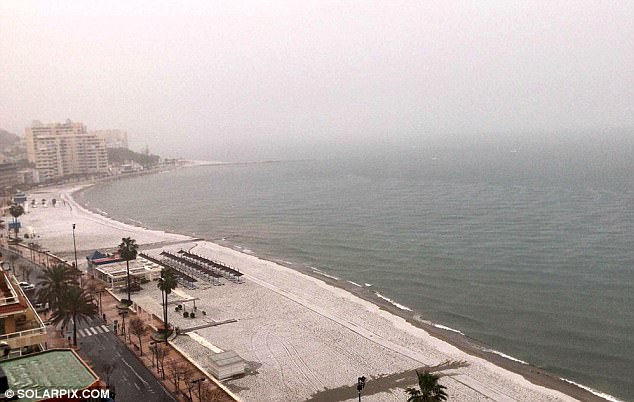 Tây Ban Nha: Ra biển tắm nắng, chỉ thấy đầy tuyết trắng - 1