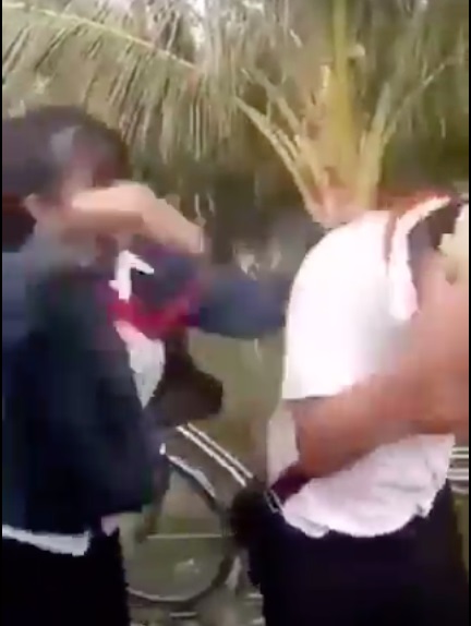 VIDEO: Nam sinh lớp 8 bị nhóm nữ sinh đánh dã man - 1