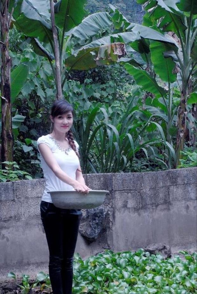 Hình ảnh chân chất, mộc mạc của cô Hoa hậu người dân tộc Nùng ở quê khiến nhiều người bất ngờ.