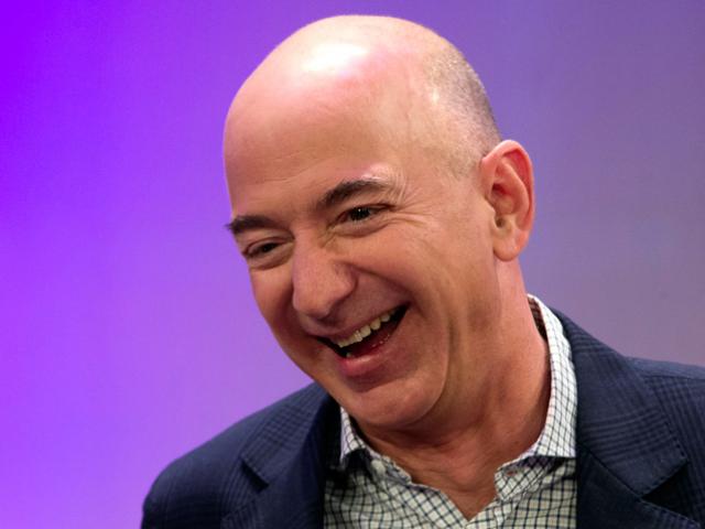 Jeff Bezos tiếp tục bỏ xa Bill Gates trên bảng xếp hạng những người giàu nhất hành tinh