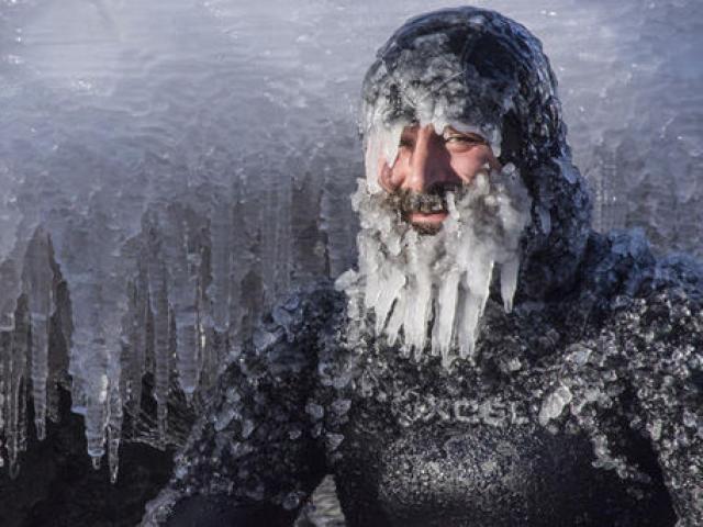 Phi thường - kỳ quặc - Lướt sóng ngoài trời âm 31 độ C, râu đóng thành băng