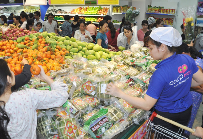 Hệ thống siêu thị Co.opmart bắt đầu giảm giá hàng hóa tết - 1