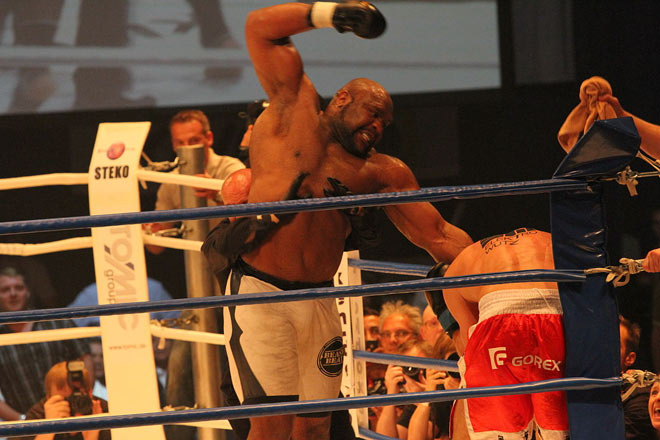 Võ sỹ 2m, 150kg: Bị 15 cao thủ MMA đánh &#34;thân tàn ma dại&#34; - 1