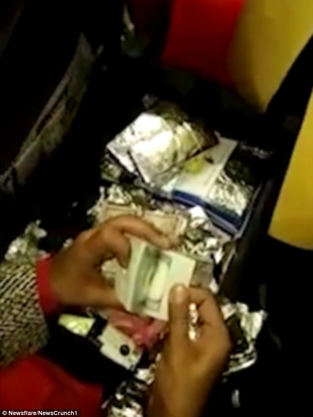 Video: Bắt quả tang nữ tiếp viên Ấn Độ mang nửa triệu USD trên máy bay - 1