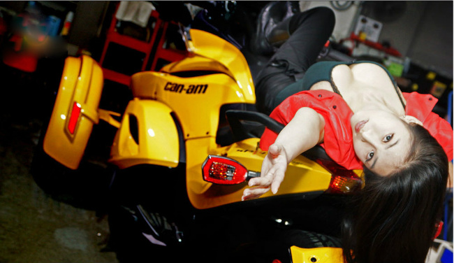 Siêu mẫu ngả ngốn trên siêu mô tô ba bánh Can-am.