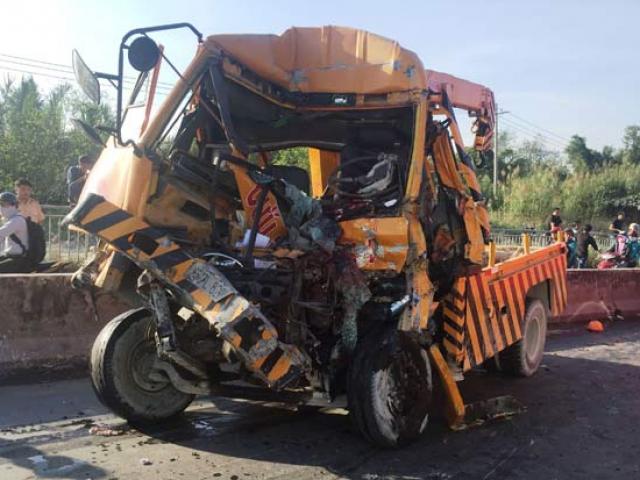 Tin tức trong ngày - Đâm xe kinh hoàng tại dốc cầu &amp;quot;ma ám&amp;quot;, 3 người tử vong