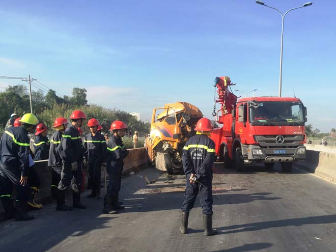 Đâm xe kinh hoàng tại dốc cầu &#34;ma ám&#34;, 3 người tử vong - 2