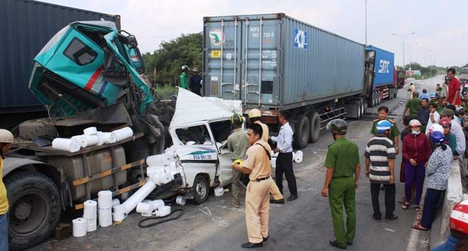 Đâm xe kinh hoàng tại dốc cầu &#34;ma ám&#34;, 3 người tử vong - 6