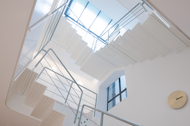 Cầu thang bằng kim loại thành mảnh giúp ánh sáng được phân bổ tốt hơn đồng thời tạo sự thành thoát cho không gian sống.