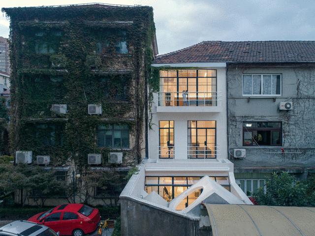 Tài chính - Bất động sản - Nhà ống trắng muốt như Bạch Tuyết nổi bật giữa khu phố cổ