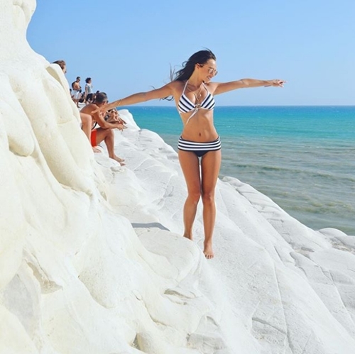 Người ta quấn chăn đi làm vì rét, con nhà giàu vẫn diện bikini tắm biển - 3