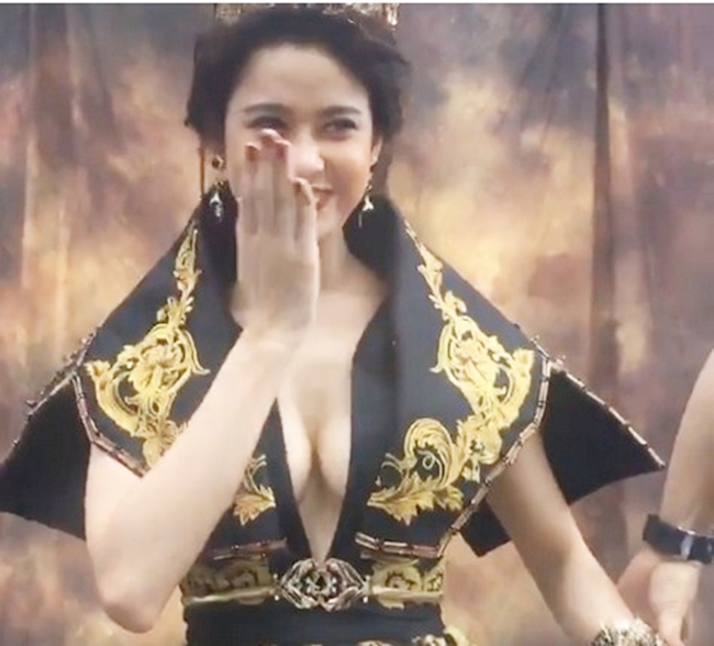 Trương Quỳnh Anh hào hứng livestream trong hậu trường một buổi quay MV với phong cách gợi cảm. Bộ cánh xẻ sâu giúp cô tôn được vòng một nảy nở.